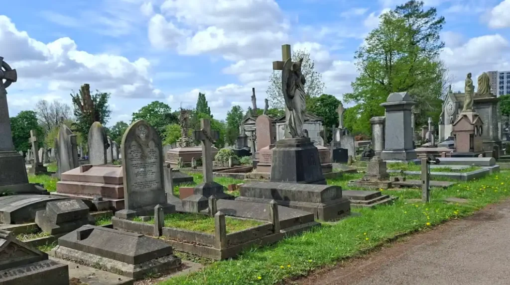 How do you visit Kensal Green Cemetery and what are the opening hours and costs?