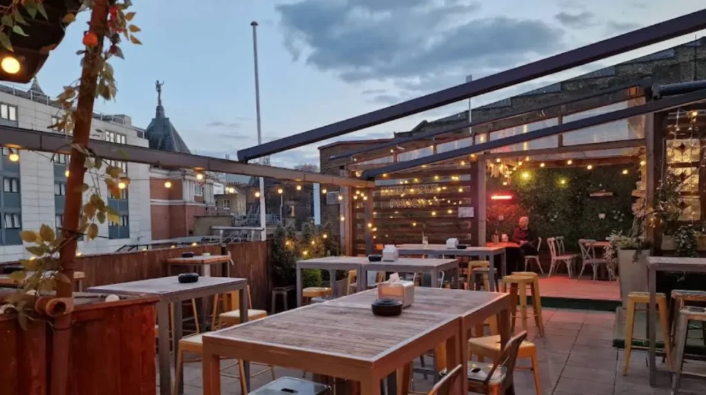 What defines Italian restaurants in West London?