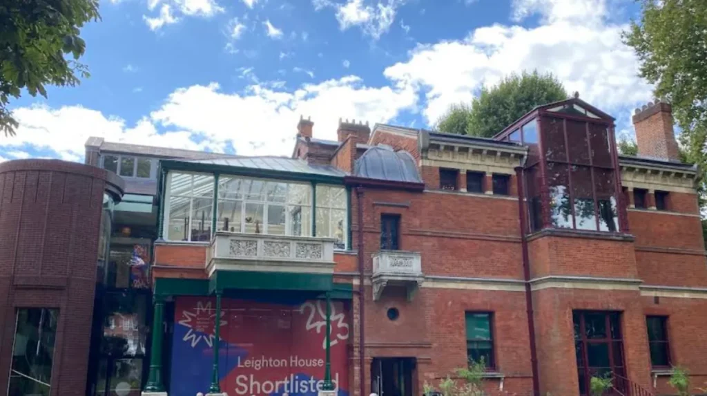 Where can visitors find historic houses and architectural sites in West London?